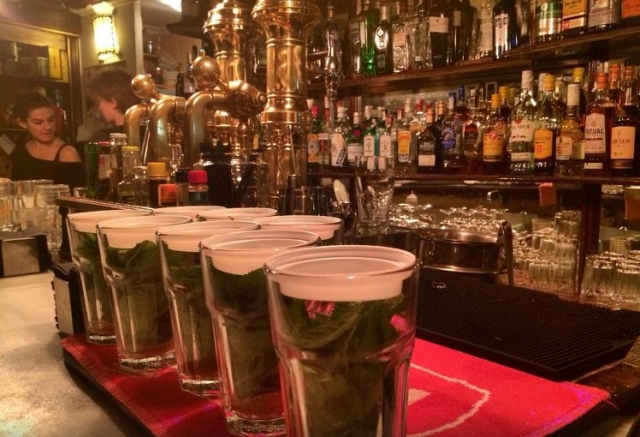 Hierba buena en vasos